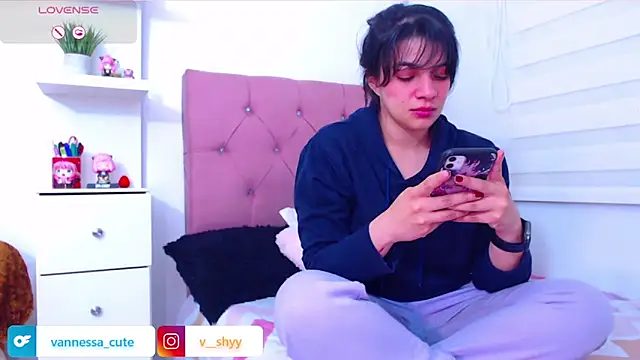 Snapshot of Vannessa__Shy chatting on 09/10/25, 10:54 Vannessa  Shy online show from 09/10/25, 10:54