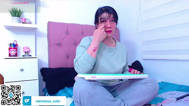 Snapshot of Vannessa__Shy chatting on 09/21/25, 10:00 Vannessa  Shy online show from 09/21/25, 10:00