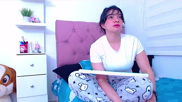 Snapshot of Vannessa__Shy chatting on 09/22/25, 11:29 Vannessa  Shy online show from 09/22/25, 11:29