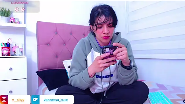 Snapshot of Vannessa__Shy chatting on 09/26/25, 12:36 Vannessa  Shy online show from 09/26/25, 12:36