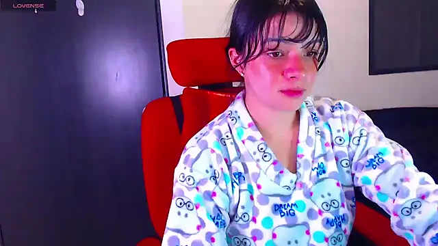 Snapshot of Vannessa__Shy chatting on 10/13/25, 10:54 Vannessa  Shy online show from 10/13/25, 10:54