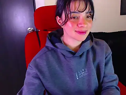 Snapshot of Vannessa__Shy chatting on 10/19/25, 12:33 Vannessa  Shy online show from 10/19/25, 12:33