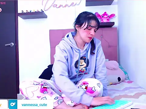 Snapshot of Vannessa__Shy chatting on 10/23/25, 01:27 Vannessa  Shy online show from 10/23/25, 01:27