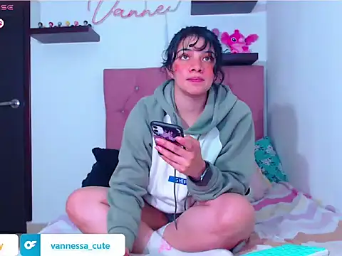 Snapshot of Vannessa__Shy chatting on 10/28/25, 01:20 Vannessa  Shy online show from 10/28/25, 01:20