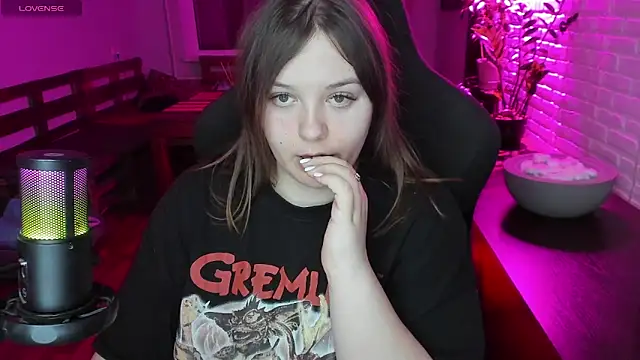 Snapshot of XNirvanaX chatting on 12/05/25, 01:03 XNirvanaX online show from 12/05/25, 01:03