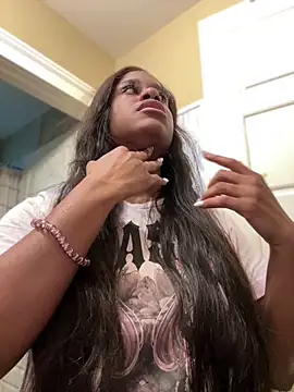 Snapshot of Tikalalin chatting on 12/14/25, 03:17 Tikalalin online show from 12/14/25, 03:17