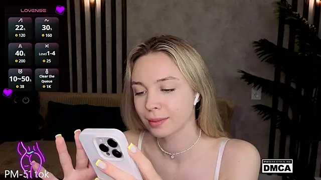 Snapshot of Holl1Would chatting on 04/25/26, 07:33 Holl1Would online show from 04/25/26, 07:33