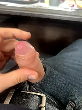 Snapshot of Vgma057 chatting on 10/12/25, 10:47 Vgma057 online show from 10/12/25, 10:47