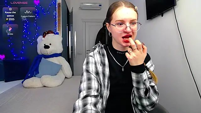 Snapshot of KateJonson chatting on 01/07/25, 08:03 KateJonson online show from 01/07/25, 08:03