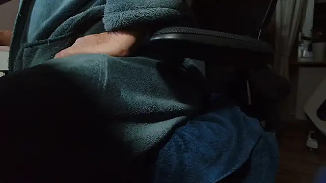 Snapshot of suedel65 chatting on 09/11/25, 04:01 suedel65 online show from 09/11/25, 04:01