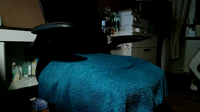 Snapshot of suedel65 chatting on 10/15/25, 03:39 suedel65 online show from 10/15/25, 03:39