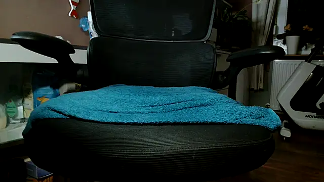 Snapshot of suedel65 chatting on 10/24/25, 03:03 suedel65 online show from 10/24/25, 03:03