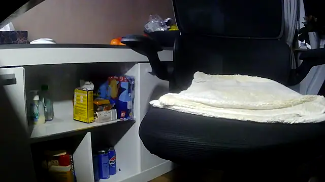 Snapshot of suedel65 chatting on 02/15/26, 03:58 suedel65 online show from 02/15/26, 03:58