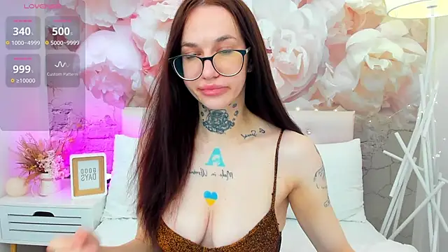 Snapshot of SarahLust chatting on 11/22/25, 01:10 SarahLust online show from 11/22/25, 01:10