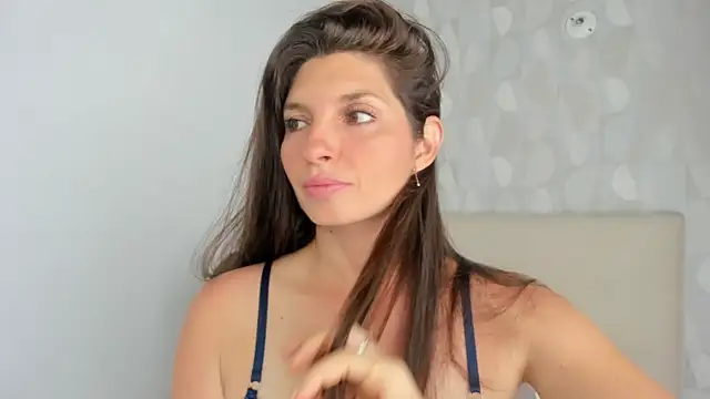 Snapshot of Azahara_Amin_ chatting on 11/10/25, 03:22 Azahara Amin online show from 11/10/25, 03:22