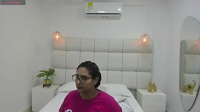 Snapshot of DanielleEvans_ chatting on 10/19/25, 11:22 DanielleEvans online show from 10/19/25, 11:22