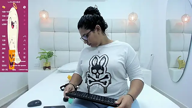 Snapshot of DanielleEvans_ chatting on 10/29/25, 11:23 DanielleEvans online show from 10/29/25, 11:23