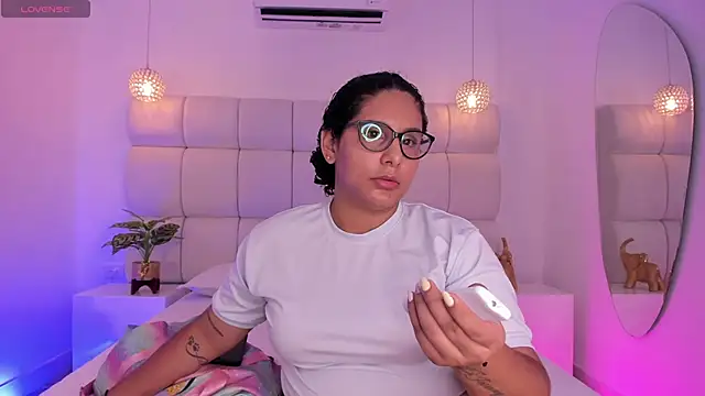 Snapshot of DanielleEvans_ chatting on 11/02/25, 11:23 DanielleEvans online show from 11/02/25, 11:23