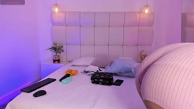 Snapshot of DanielleEvans_ chatting on 11/07/25, 11:32 DanielleEvans online show from 11/07/25, 11:32