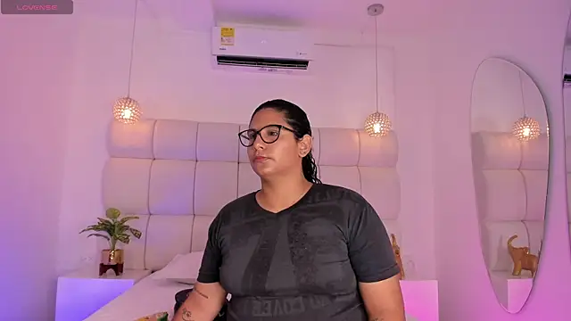 Snapshot of DanielleEvans_ chatting on 11/08/25, 11:21 DanielleEvans online show from 11/08/25, 11:21