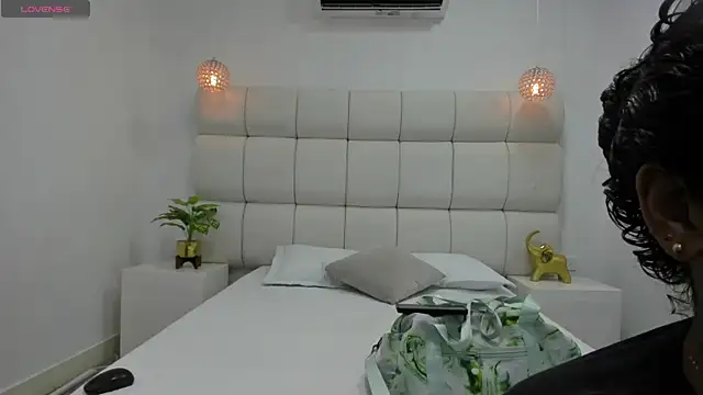 Snapshot of DanielleEvans_ chatting on 11/11/25, 11:21 DanielleEvans online show from 11/11/25, 11:21