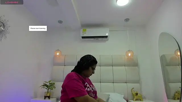 Snapshot of DanielleEvans_ chatting on 11/12/25, 11:21 DanielleEvans online show from 11/12/25, 11:21