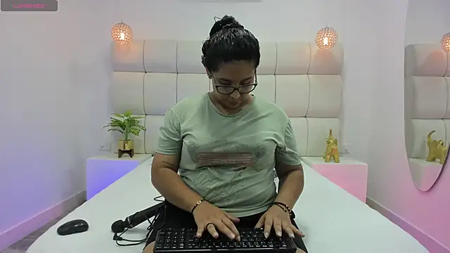 Snapshot of DanielleEvans_ chatting on 11/17/25, 11:27 DanielleEvans online show from 11/17/25, 11:27