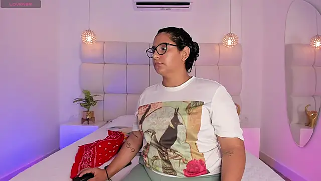 Snapshot of DanielleEvans_ chatting on 11/21/25, 11:20 DanielleEvans online show from 11/21/25, 11:20