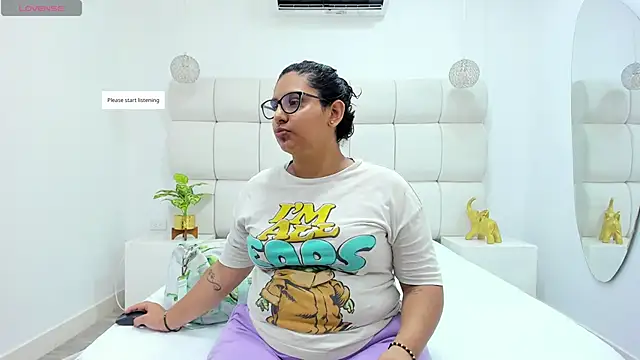 Snapshot of DanielleEvans_ chatting on 11/24/25, 11:21 DanielleEvans online show from 11/24/25, 11:21