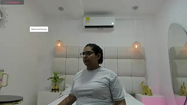 Snapshot of DanielleEvans_ chatting on 11/25/25, 11:21 DanielleEvans online show from 11/25/25, 11:21