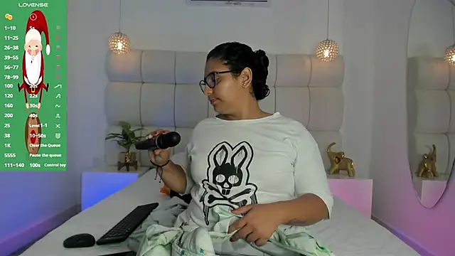 Snapshot of DanielleEvans_ chatting on 11/26/25, 11:22 DanielleEvans online show from 11/26/25, 11:22