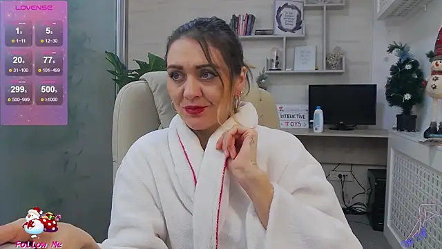 Snapshot of EllaMilf_ chatting on 12/19/24, 10:00 EllaMilf online show from 12/19/24, 10:00