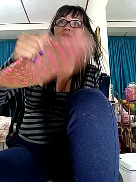 Snapshot of kelly_dirty_ chatting on 10/18/25, 05:21 kelly dirty online show from 10/18/25, 05:21