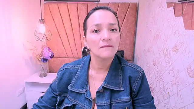 Snapshot of MarilynMiilf_ chatting on 10/27/25, 07:29 MarilynMiilf online show from 10/27/25, 07:29