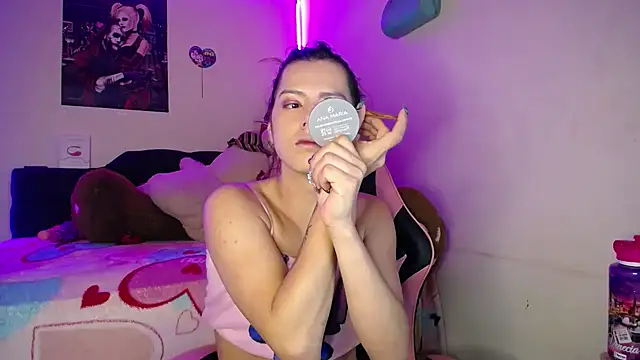 Snapshot of yuliana_19 chatting on 12/17/25, 12:11 yuliana 19 online show from 12/17/25, 12:11