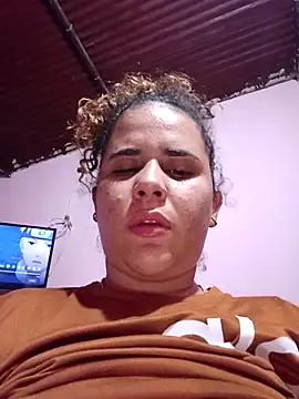 Snapshot of ValeriaSantos- chatting on 11/30/25, 04:00 ValeriaSantos- online show from 11/30/25, 04:00