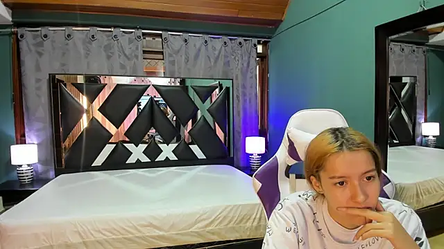 Snapshot of Linda4Petite chatting on 02/09/25, 01:35 Linda4Petite online show from 02/09/25, 01:35