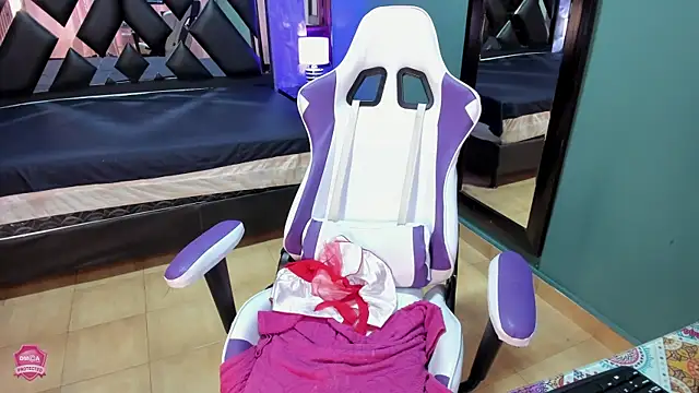 Snapshot of Linda4Petite chatting on 03/10/25, 09:40 Linda4Petite online show from 03/10/25, 09:40