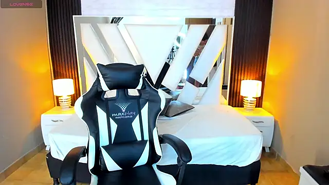 Snapshot of Linda4Petite chatting on 09/17/25, 06:20 Linda4Petite online show from 09/17/25, 06:20