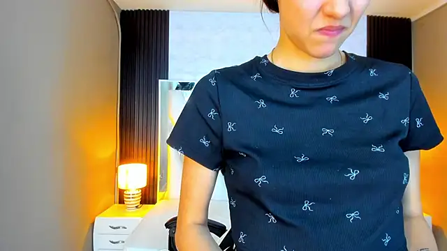 Snapshot of Linda4Petite chatting on 10/18/25, 06:19 Linda4Petite online show from 10/18/25, 06:19