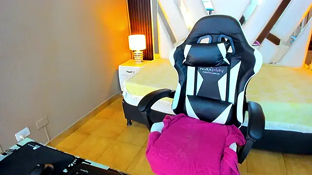 Snapshot of Linda4Petite chatting on 11/01/25, 05:59 Linda4Petite online show from 11/01/25, 05:59