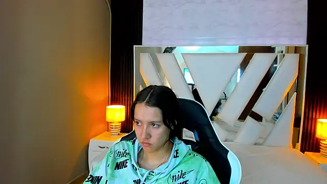 Snapshot of Linda4Petite chatting on 11/02/25, 12:51 Linda4Petite online show from 11/02/25, 12:51