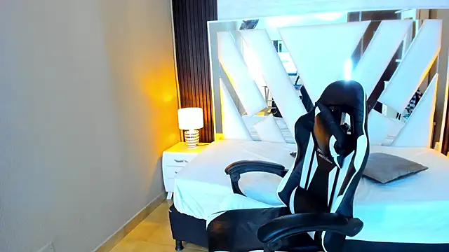 Snapshot of Linda4Petite chatting on 11/10/25, 06:07 Linda4Petite online show from 11/10/25, 06:07