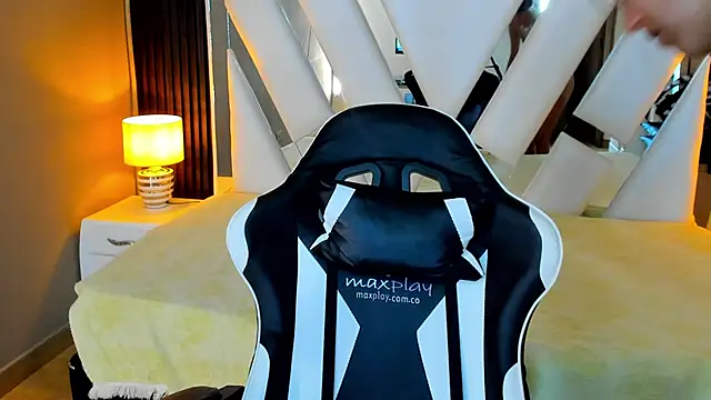 Snapshot of Linda4Petite chatting on 11/30/25, 01:26 Linda4Petite online show from 11/30/25, 01:26