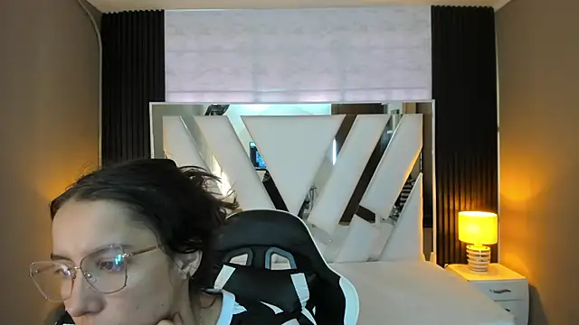 Snapshot of Linda4Petite chatting on 12/14/25, 01:05 Linda4Petite online show from 12/14/25, 01:05