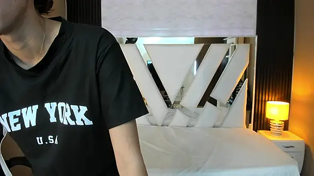 Snapshot of Linda4Petite chatting on 12/17/25, 05:52 Linda4Petite online show from 12/17/25, 05:52