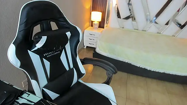 Linda4Petite online show from 04/11/26, 06:23