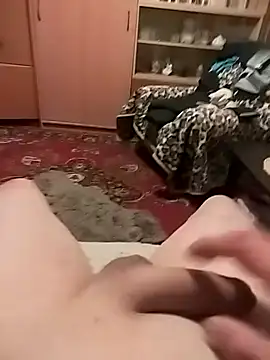 Snapshot of Robertino21cm chatting on 12/15/25, 09:41 Robertino21cm online show from 12/15/25, 09:41