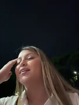 lunablossom  online show from 03/17/25, 12:30