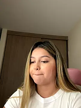 lunablossom  online show from 09/26/25, 12:58